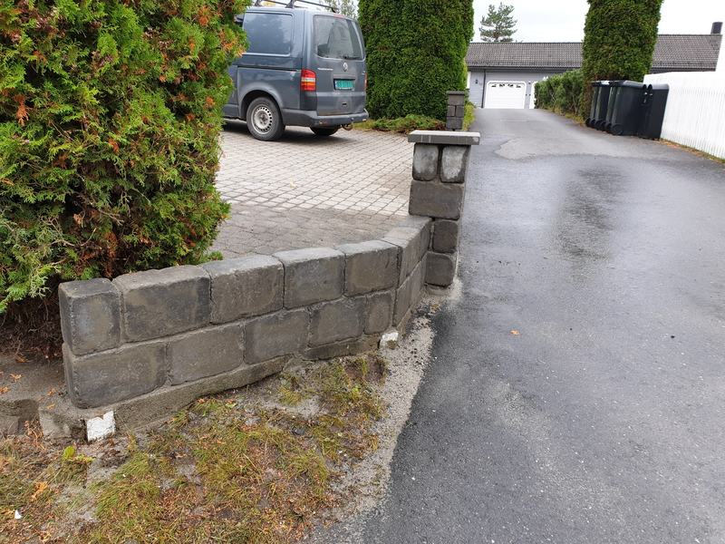 Inngangsparti og lav mur