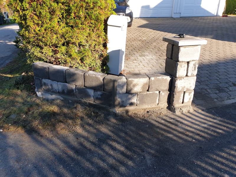Inngangsparti og lav mur